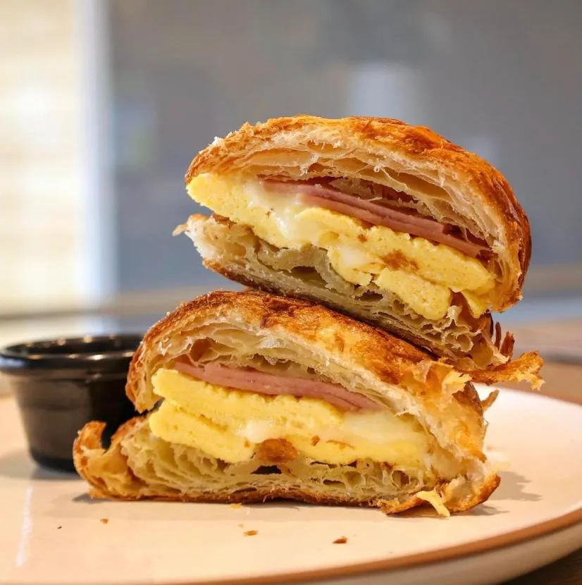 Plato de desayuno con croissant