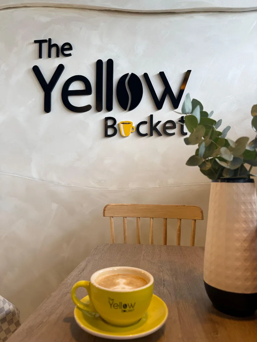 Letrero de The Yellow Bucket en el local